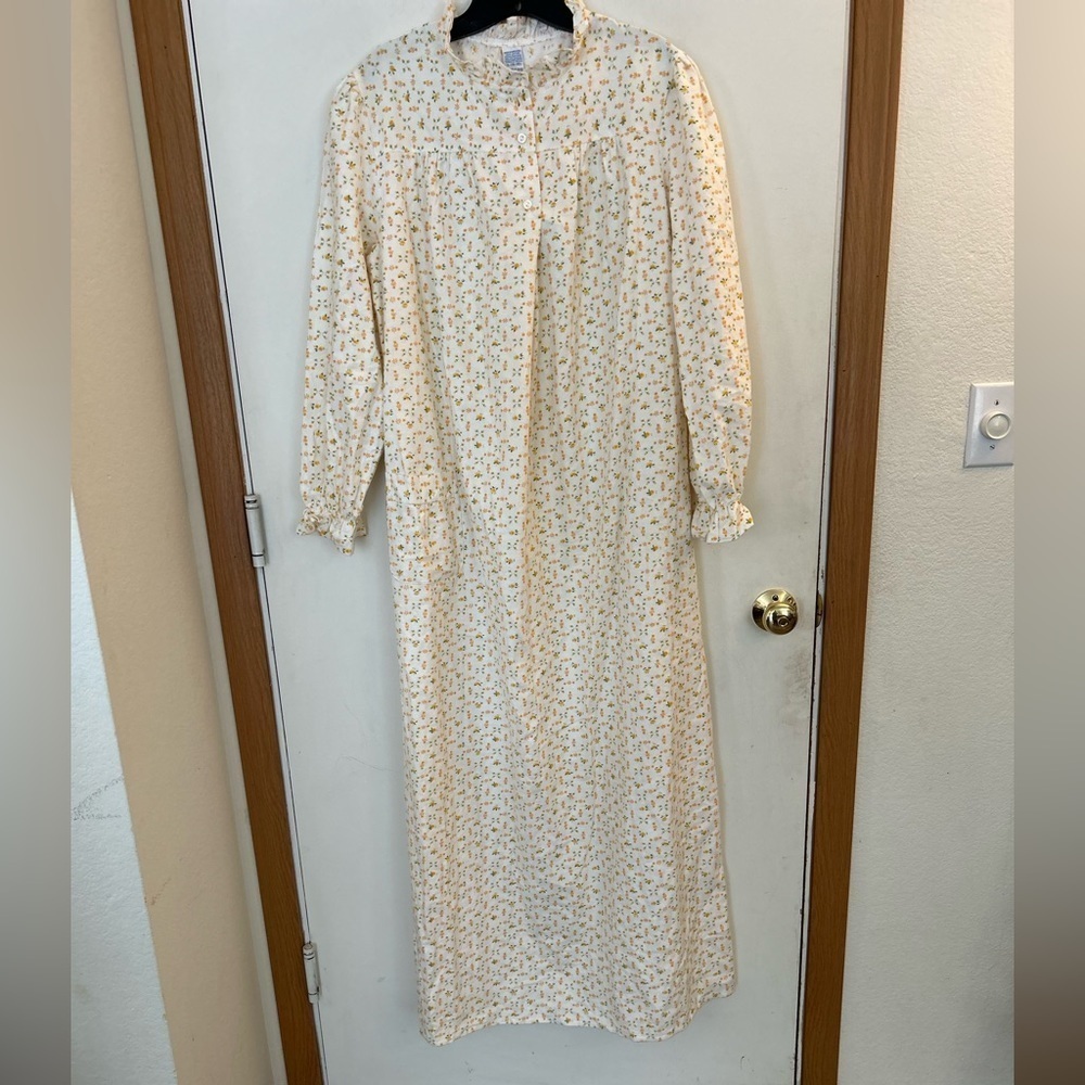 Vintage Sears 16/18 Long Sleeve All Over Danty Floral 100 % cotton nightgown